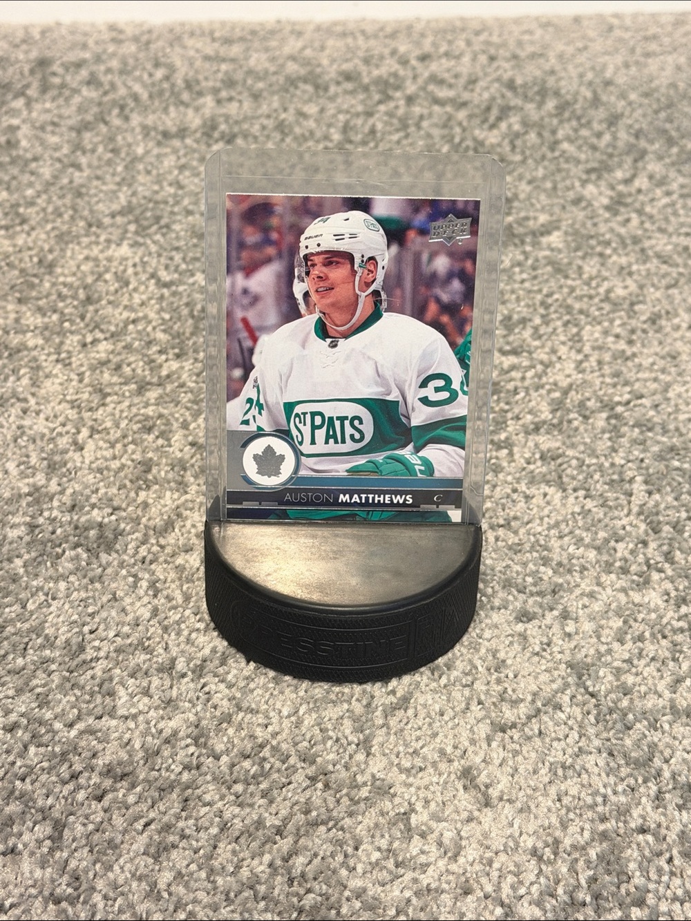 Auston Matthews Hockey Puck Trading Card & Puck Display 1st year base
